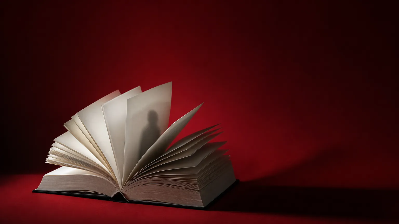 Aufgeschlagenes Buch mit dramatischem Licht, symbolisch für Psychothriller mit unzuverlässigem Erzähler